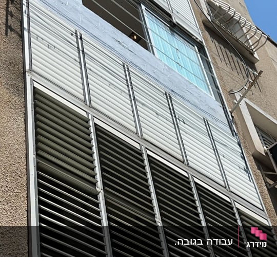 תריסים על בניין גבוה עם מזגן חיצוני